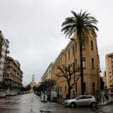 Proprio di fronte alla piazzetta si trova un�altra biforcazione (che divide via San Francesco d�Assisi e via Villari) segnata questa volta da un palazzo molto particolare...
